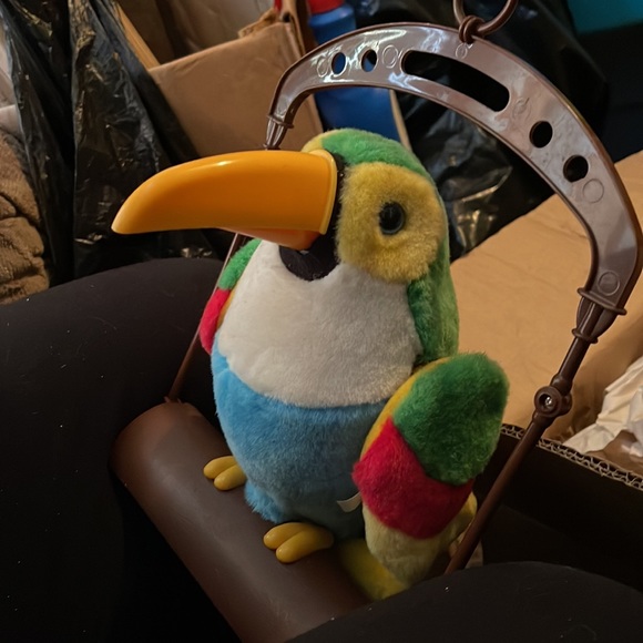 COPY - ANIMATED PARROT ON SWING (REQUIRES 6 AA BATTERIES) GREAT TO ENTERTAIN PE… - Picture 7 of 7